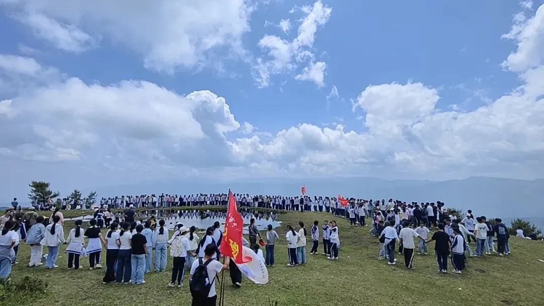 踏歌而行赴山野 砺志拼搏战中考——腾冲市中和中学九年级登顶打鹰山开展励志拓展活动 第41张