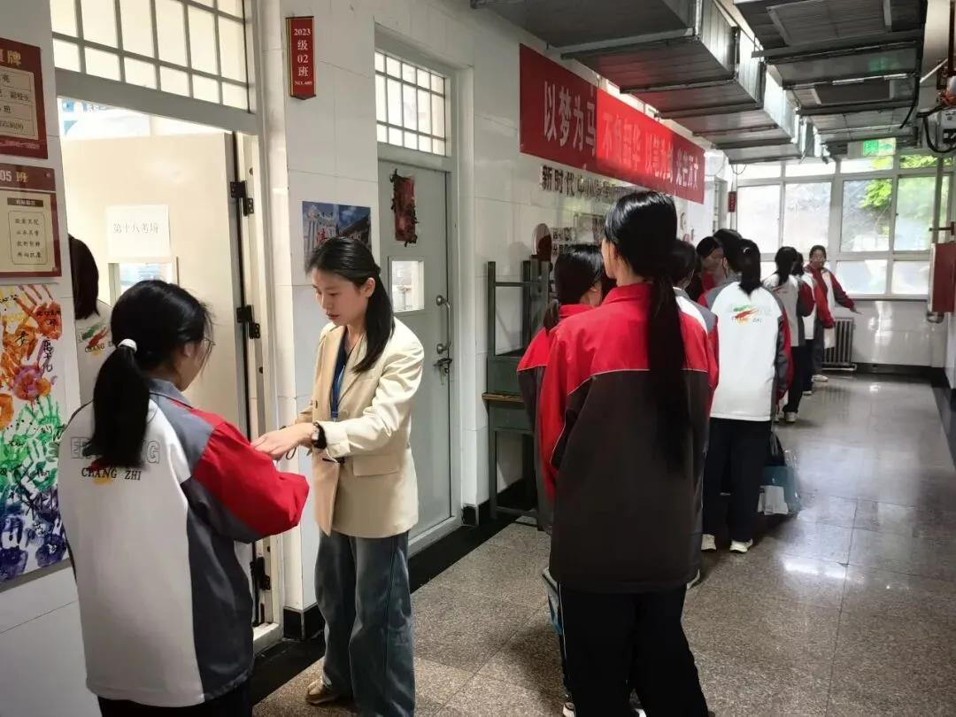 “高考”进行时——我校举行全真模考实战演练 第13张