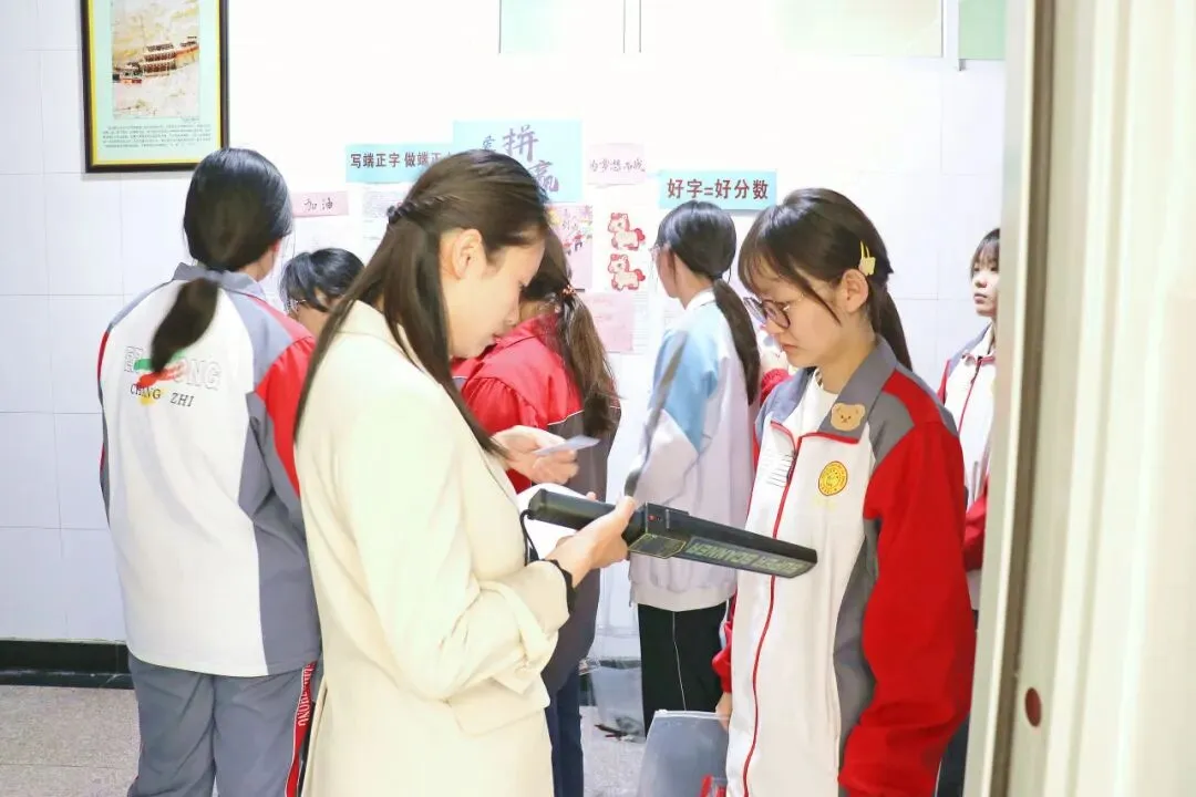 “高考”进行时——我校举行全真模考实战演练 第14张