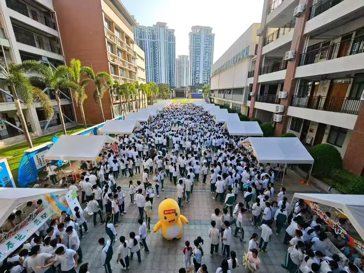【校园动态】“助力中考,艺路生花”——海南华侨中学美丽沙分校第三届校园艺术节美侨有趣“市”——创意市集热闹开市-第5张图片-四季读书网 【校园动态】“助力中考,艺路生花”——海南华侨中学美丽沙分校第三届校园艺术节美侨有趣“市”——创意市集热闹开市-第5张图片-四季读书网