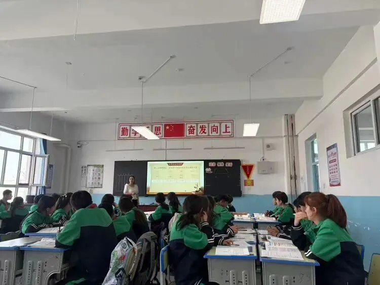 同课异构展风采,真题研析明方向,集体备课凝智慧——附活动现场图片——阿图什市卡德丽亚·帕尔哈提中学道德与法治教学能手工作室教研活 第11张