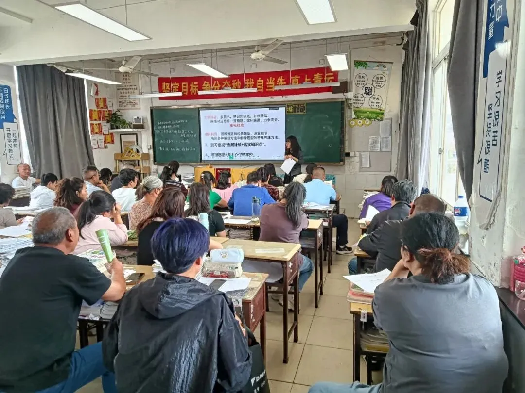 家校协同明政策,携手共育赢中考—— 天台实验中学召开九年级家长会-第3张图片-四季读书网 家校协同明政策,携手共育赢中考—— 天台实验中学召开九年级家长会-第3张图片-四季读书网