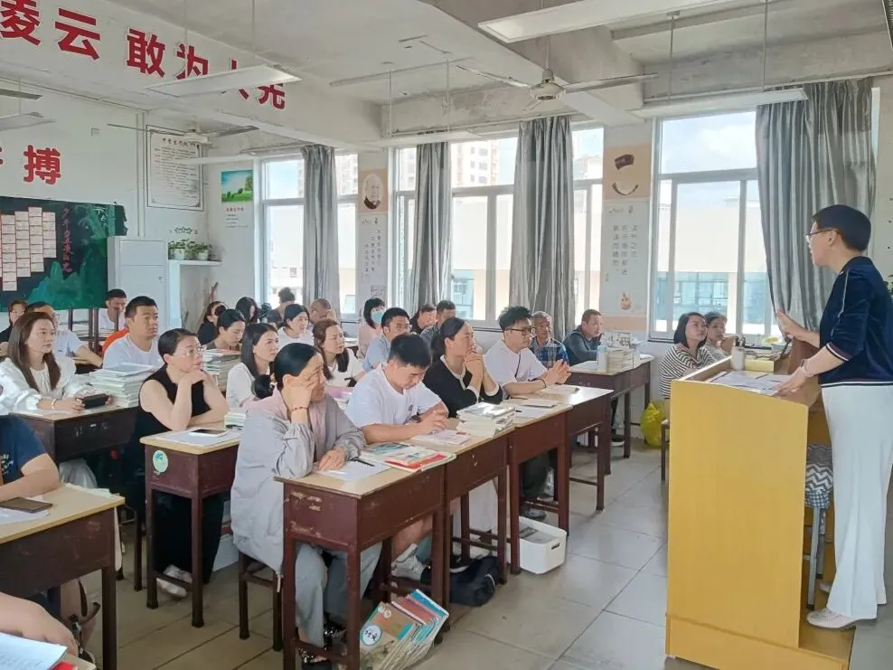 家校协同明政策,携手共育赢中考—— 天台实验中学召开九年级家长会-第4张图片-四季读书网 家校协同明政策,携手共育赢中考—— 天台实验中学召开九年级家长会-第4张图片-四季读书网