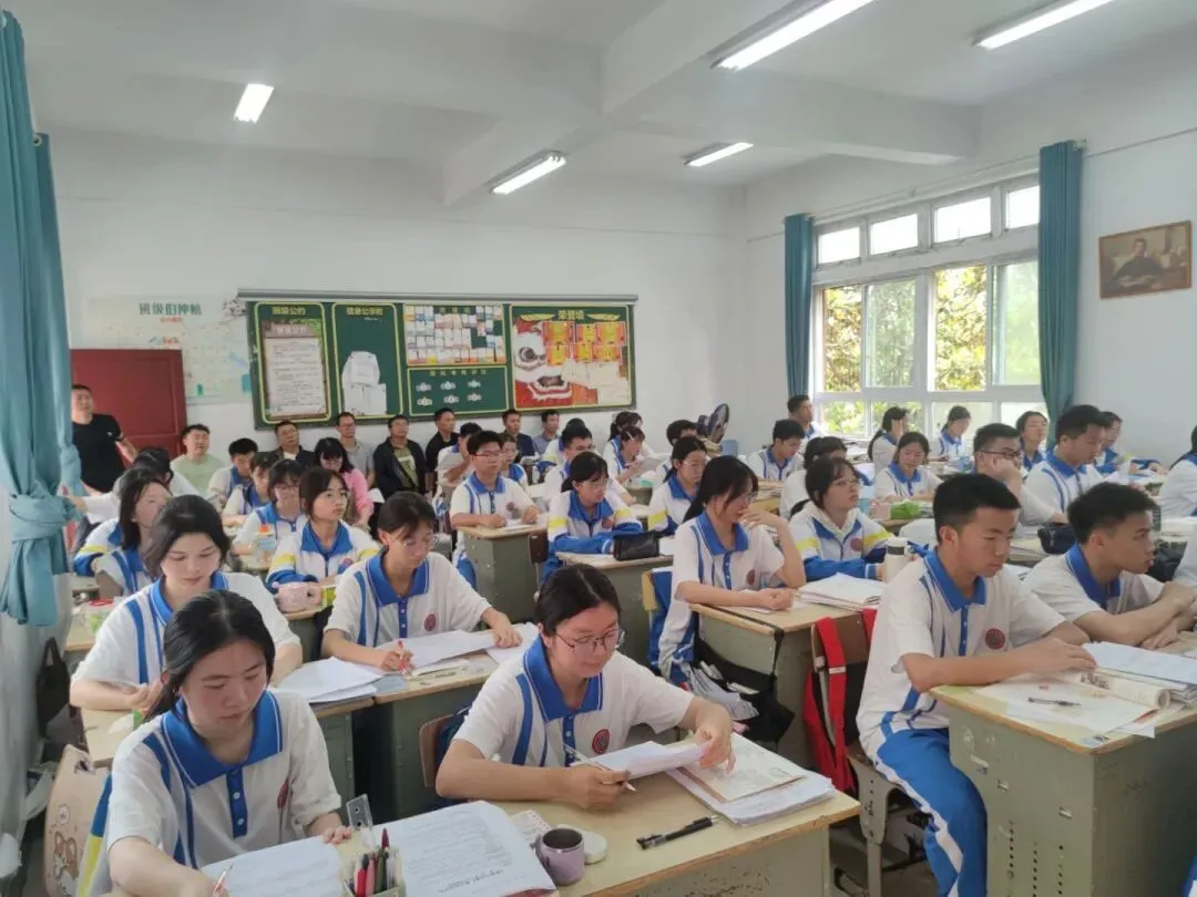 深耕真题明方向 精准备考提效能 ——独山县高中历史名师工作室在我校开展2027届高考一轮复习备考研讨活动 第4张