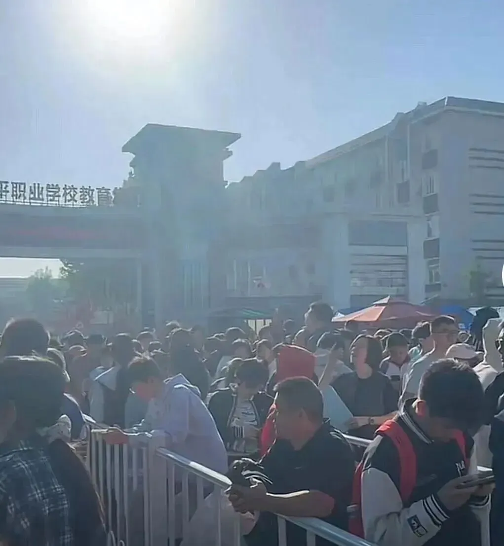 惊呆了!北京中考家长,凌晨3点排队职高面试 第2张 惊呆了!北京中考家长,凌晨3点排队职高面试 第2张