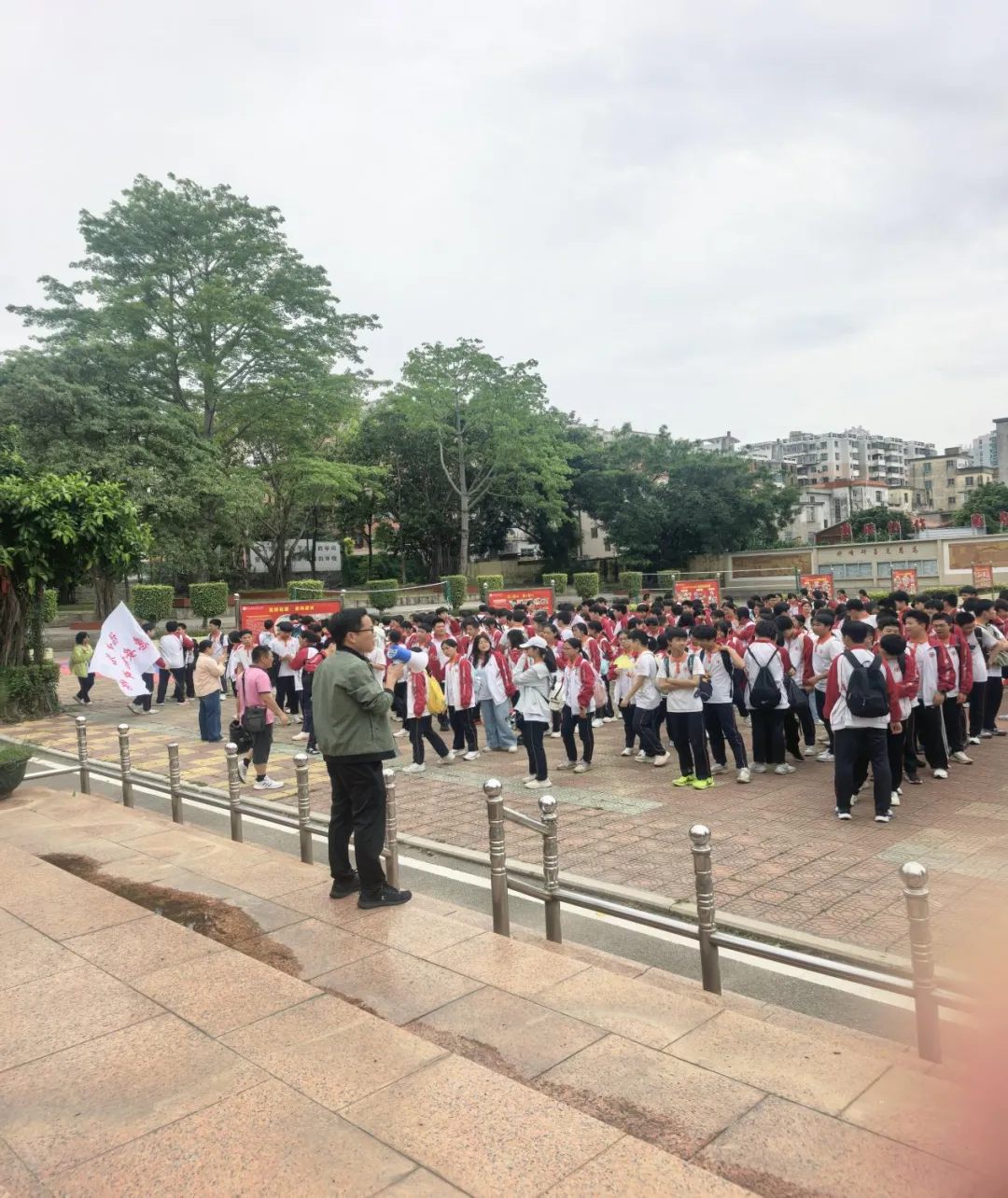 【年段在行动】凝心攀科峰,聚力战中考——我校初三年开展“励志登科”远足活动 第1张