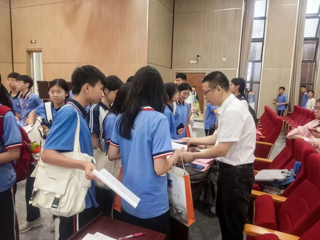 珠海中考名师天团空降!!2026年“鲲鹏营”来了,阳西一中盛邀初三学子共赴鲲鹏之约,见证冲刺的锋芒与力量!!! 第44张 珠海中考名师天团空降!!2026年“鲲鹏营”来了,阳西一中盛邀初三学子共赴鲲鹏之约,见证冲刺的锋芒与力量!!! 第44张