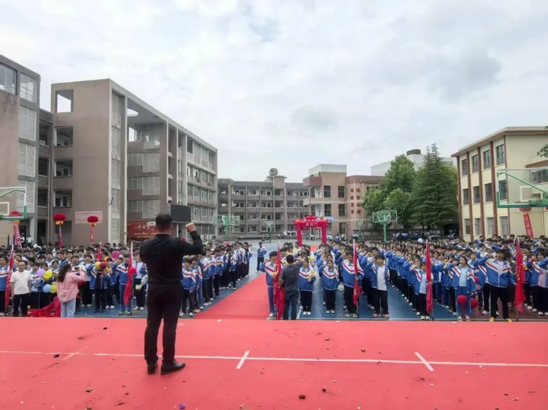 点燃激情 赢在中考 ——开阳县第二中学隆重举行2026届中考冲刺誓师大会 第37张