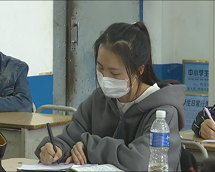 封闭教学,她带着母亲和妹妹备战中考 第2张 封闭教学,她带着母亲和妹妹备战中考 第2张