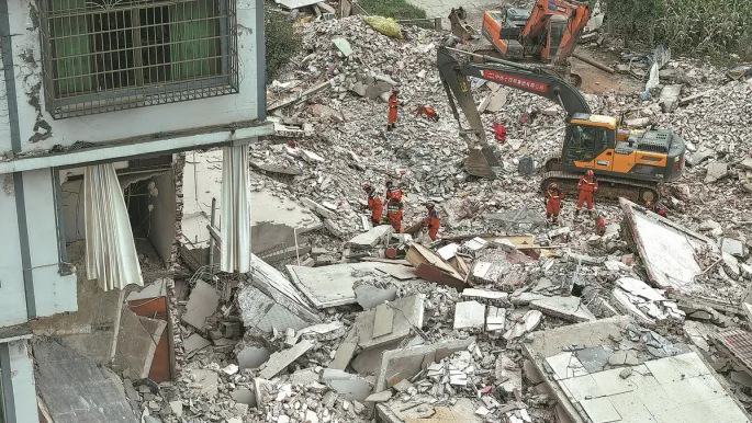 009 中考时文阅读-首字母压轴题-5.2级地震造成柳州三人死亡四人失踪 第13张