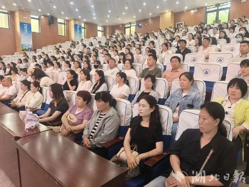 家校同心纾焦虑 科学备考助中考——丹江口市思源实验学校举办九年级家长考前心理辅导讲座 第3张
