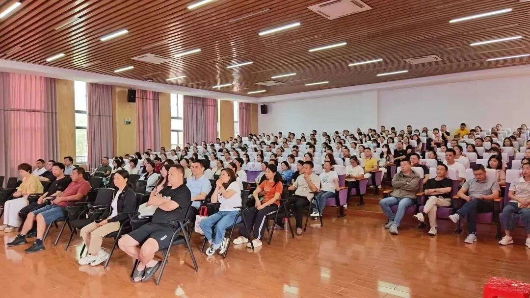 金戈铁马,决胜中考——厦门市滨城中学2025-2026学年第二学期九年级家长会 第3张 金戈铁马,决胜中考——厦门市滨城中学2025-2026学年第二学期九年级家长会 第3张