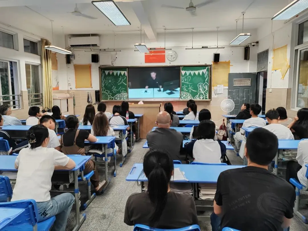 凿壁借光燃斗志,乌鸦喝水赢中考——福清滨江中学毕业班亲子同堂会圆满举行 第24张 凿壁借光燃斗志,乌鸦喝水赢中考——福清滨江中学毕业班亲子同堂会圆满举行 第24张