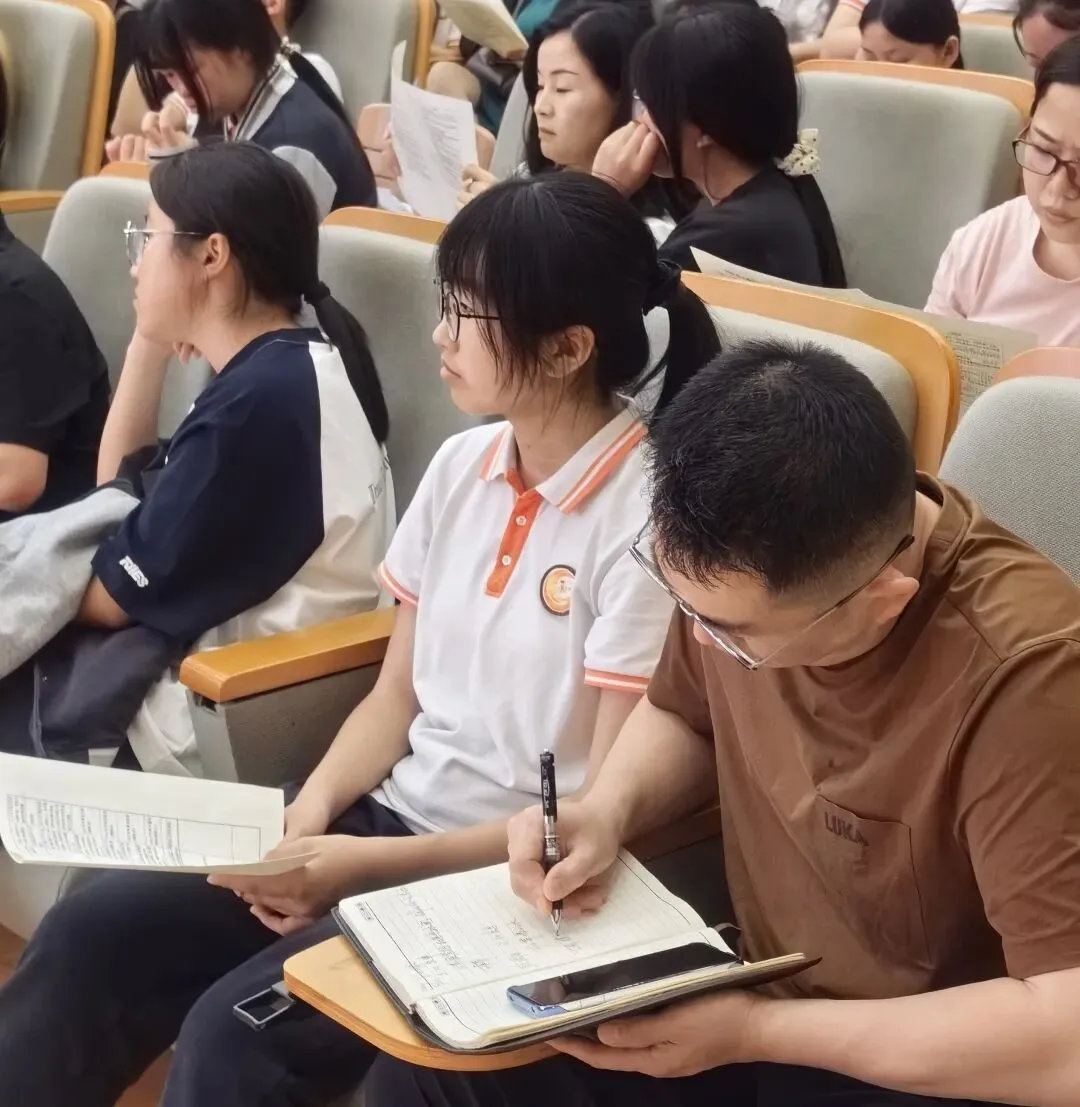 同心冲刺 共赢中考——2025学年第二学期九年级家长会顺利召开 第3张 同心冲刺 共赢中考——2025学年第二学期九年级家长会顺利召开 第3张