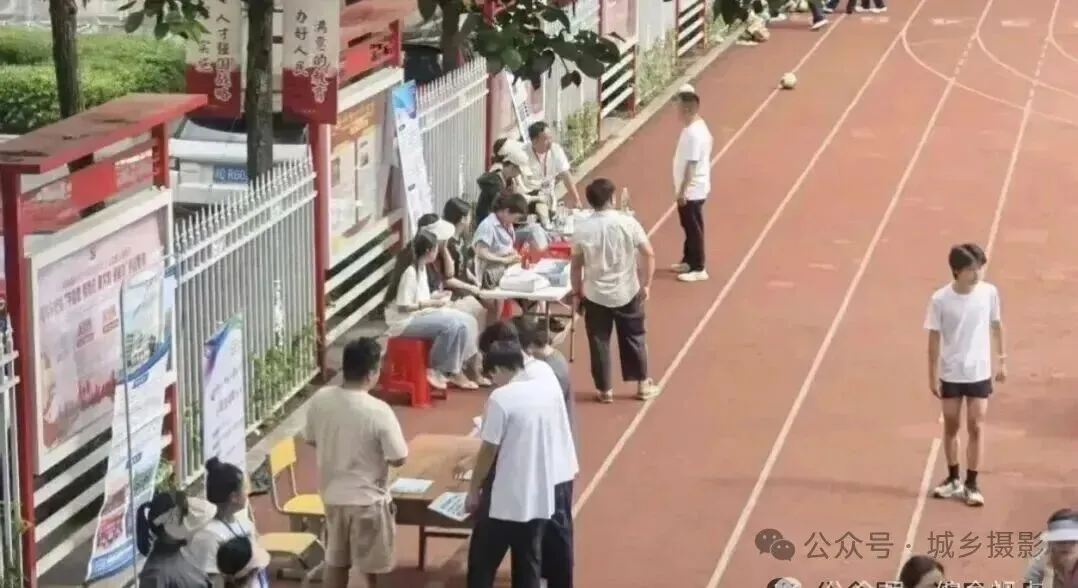 怒了!衡阳中考仅剩30天,十六中课堂被强占!教育局干部带头带职校进校招生 第2张 怒了!衡阳中考仅剩30天,十六中课堂被强占!教育局干部带头带职校进校招生 第2张
