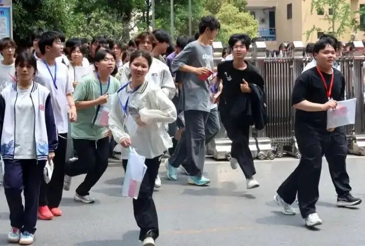 中考后最大的分水岭:住宿与走读,选错可能耽误孩子三年! 第1张