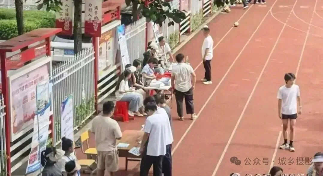 中考倒计时30天,教育局干部带队进校“推销”职校?衡阳十六中课堂变招生现场引众怒 第2张 中考倒计时30天,教育局干部带队进校“推销”职校?衡阳十六中课堂变招生现场引众怒 第2张