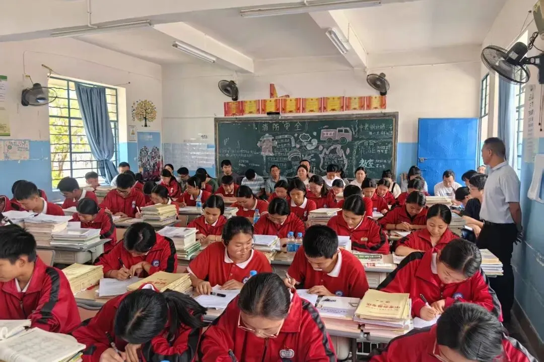 倾心指导助成长 凝心聚力备中考丨德宏州教育科学研究所到校开展物理复习研修活动 第10张 倾心指导助成长 凝心聚力备中考丨德宏州教育科学研究所到校开展物理复习研修活动 第10张