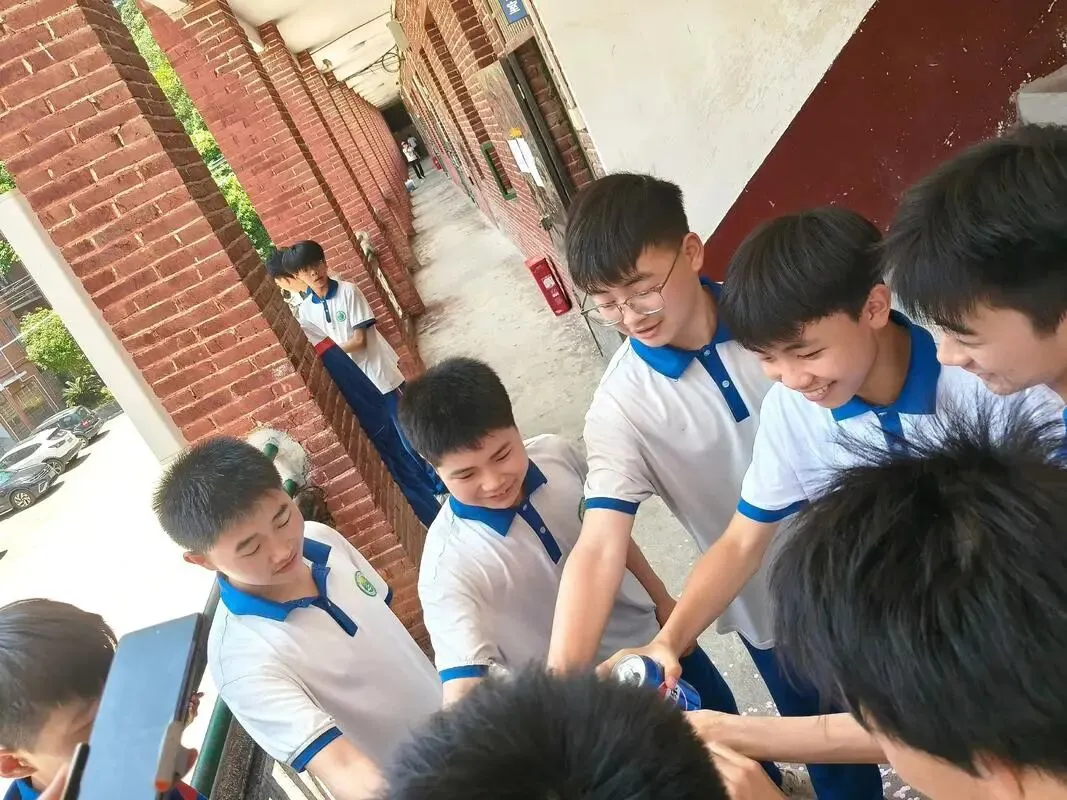 中考分数卡在普高线边缘,选垫底高中还是优质中职?过来人给出实在建议-第3张图片-四季读书网