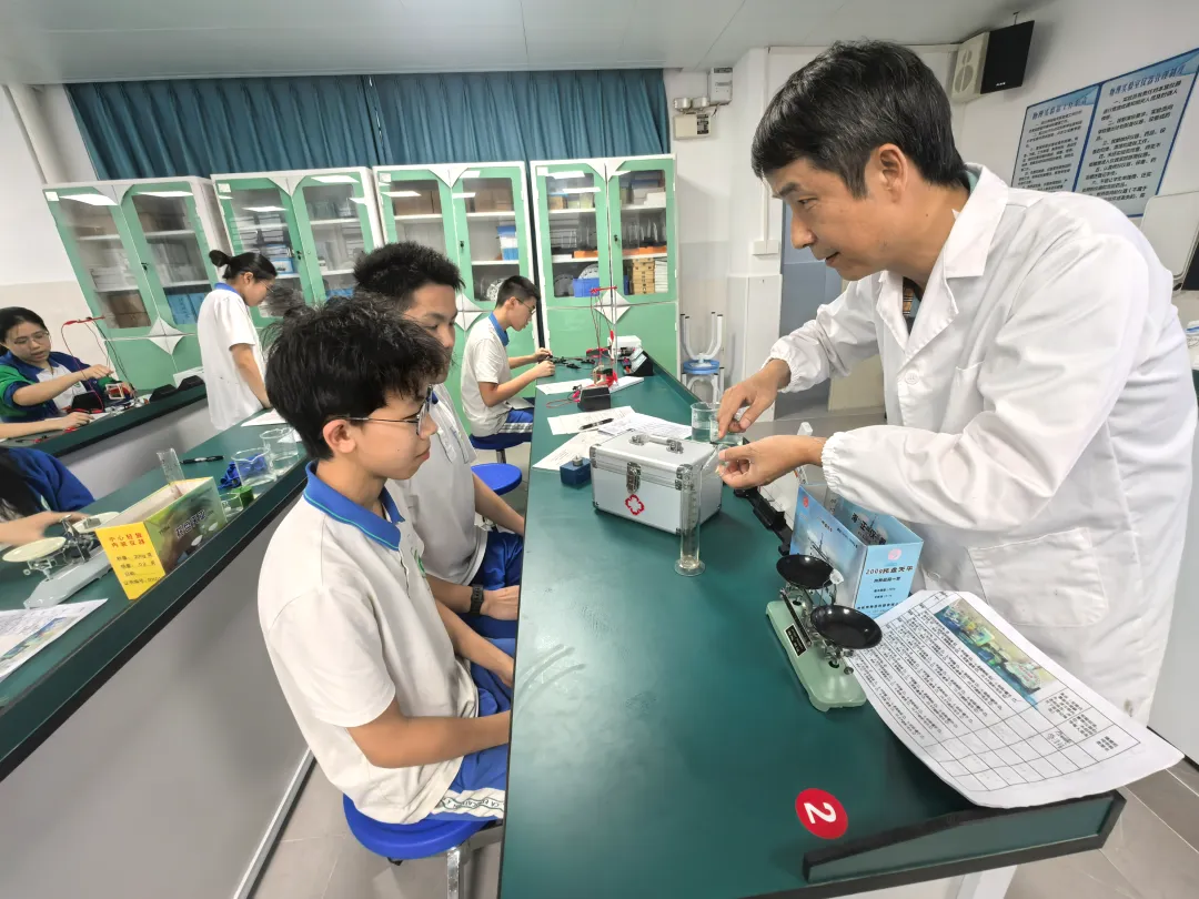 筑牢实验室安全防线 护航中考实验操作——我校开展理化生实验操作考试突发安全事件应急演练 第15张 筑牢实验室安全防线 护航中考实验操作——我校开展理化生实验操作考试突发安全事件应急演练 第15张