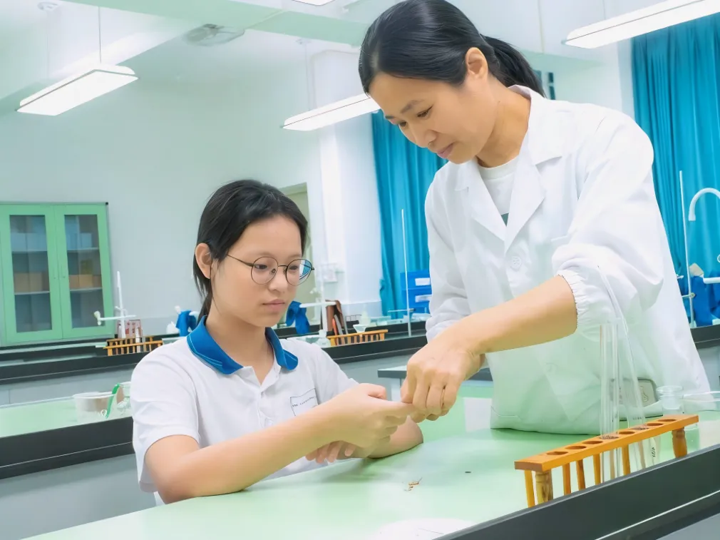 筑牢实验室安全防线 护航中考实验操作——我校开展理化生实验操作考试突发安全事件应急演练 第16张 筑牢实验室安全防线 护航中考实验操作——我校开展理化生实验操作考试突发安全事件应急演练 第16张