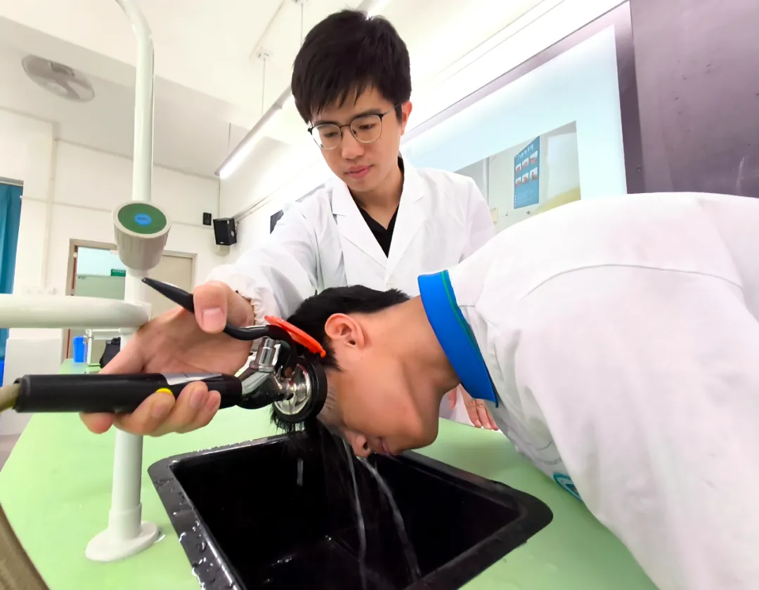 筑牢实验室安全防线 护航中考实验操作——我校开展理化生实验操作考试突发安全事件应急演练 第18张 筑牢实验室安全防线 护航中考实验操作——我校开展理化生实验操作考试突发安全事件应急演练 第18张
