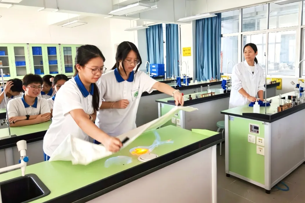 筑牢实验室安全防线 护航中考实验操作——我校开展理化生实验操作考试突发安全事件应急演练 第19张 筑牢实验室安全防线 护航中考实验操作——我校开展理化生实验操作考试突发安全事件应急演练 第19张