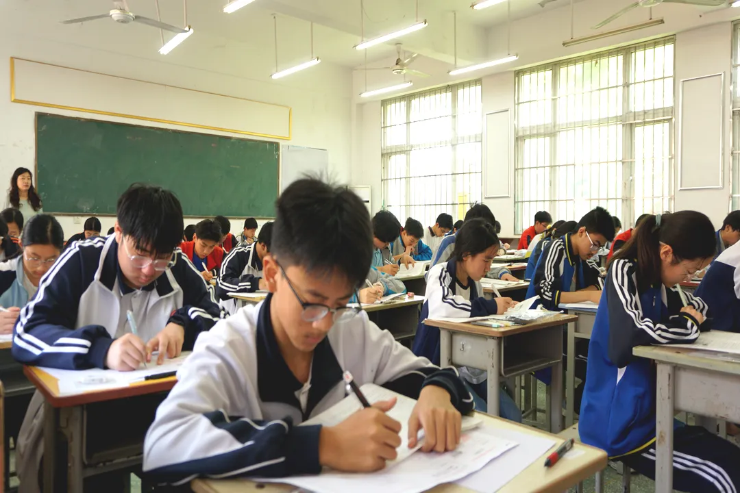 镇平县2026年春期九年级模拟考试在镇平一高顺利开考 第7张 镇平县2026年春期九年级模拟考试在镇平一高顺利开考 第7张