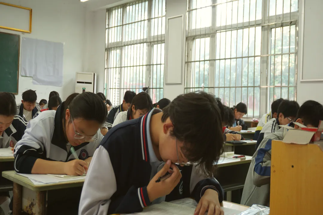 镇平县2026年春期九年级模拟考试在镇平一高顺利开考 第8张 镇平县2026年春期九年级模拟考试在镇平一高顺利开考 第8张
