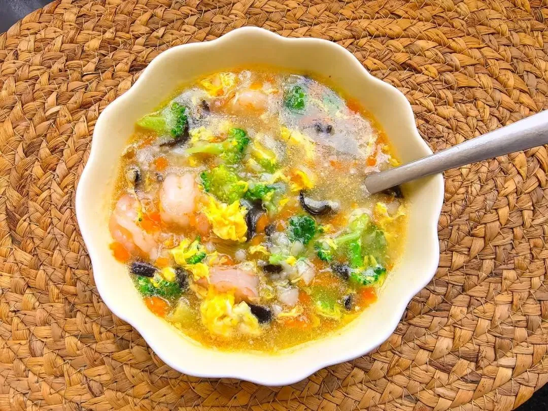 中考倒计时!初三儿子早餐不费妈,山药虾仁时蔬汤,清淡饮食助力 第1张