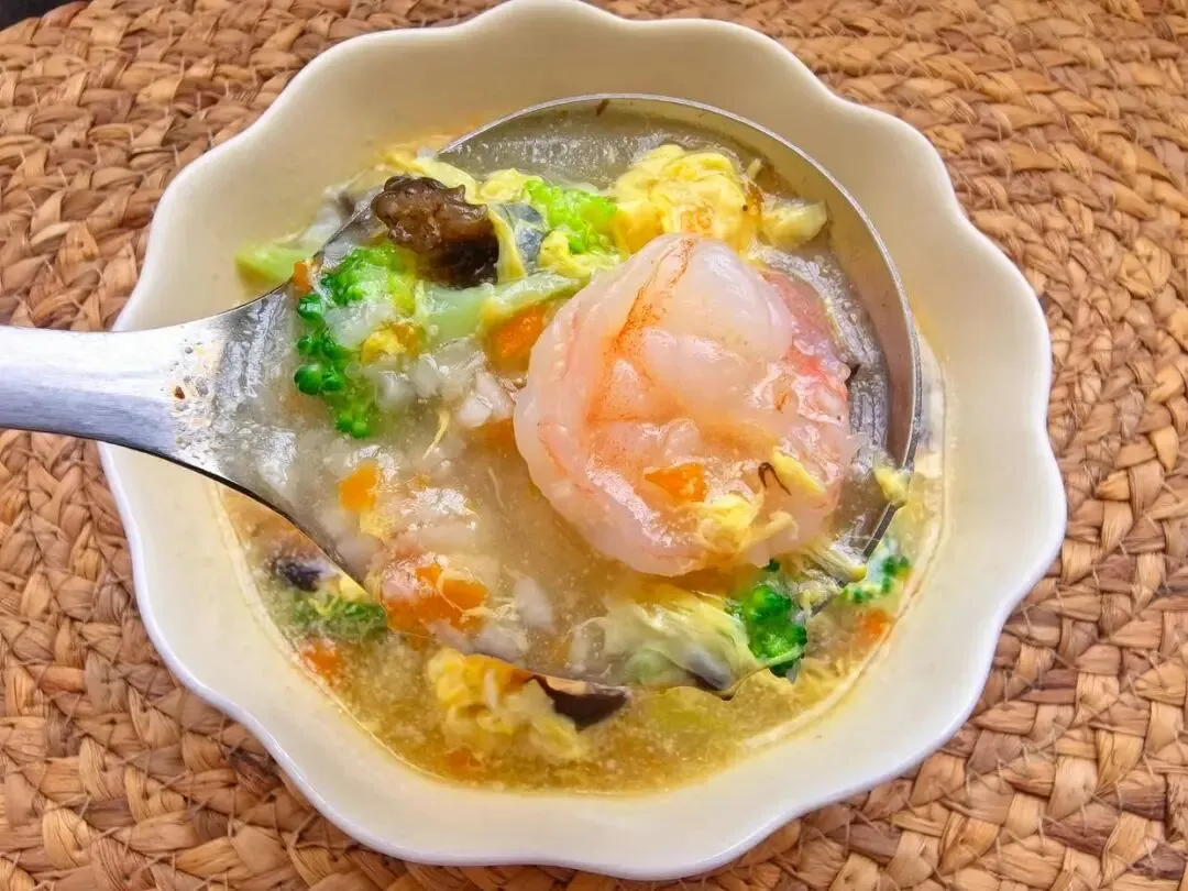 中考倒计时!初三儿子早餐不费妈,山药虾仁时蔬汤,清淡饮食助力 第3张