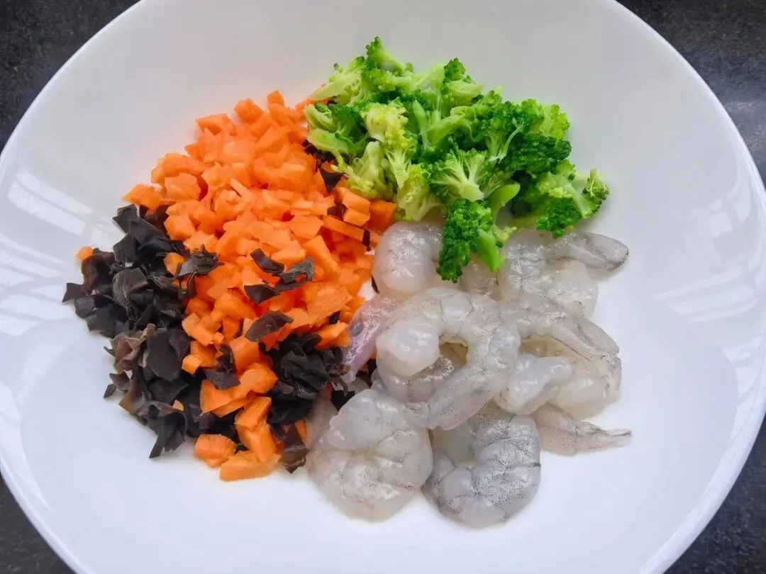 中考倒计时!初三儿子早餐不费妈,山药虾仁时蔬汤,清淡饮食助力 第5张