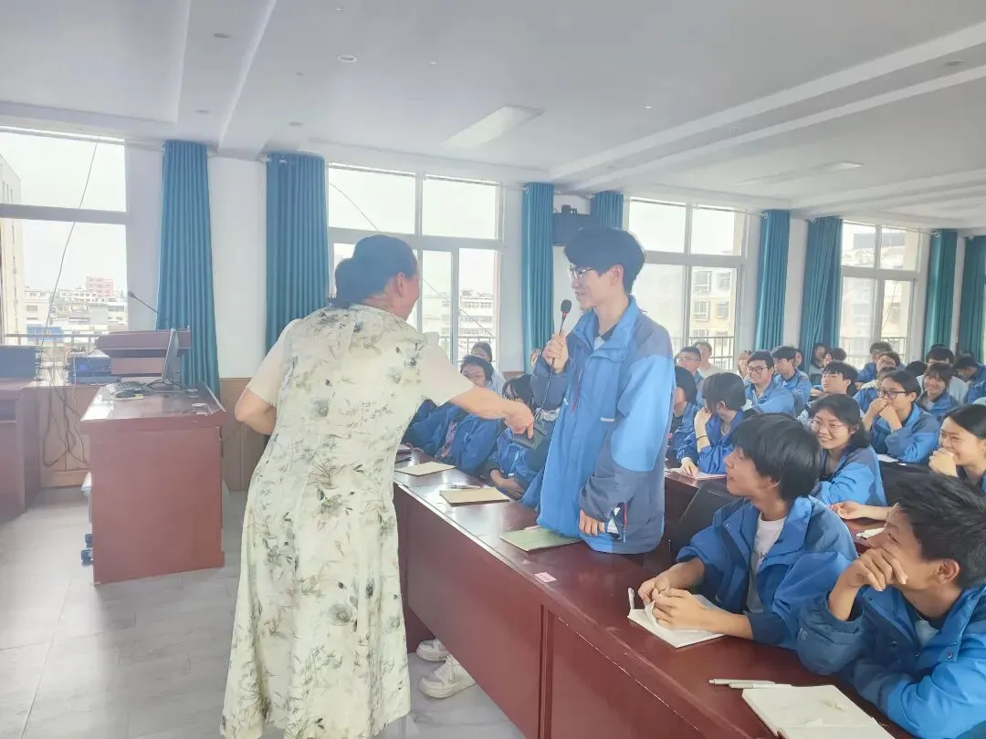 疏导解压稳心态 轻装上阵迎中考——城区四初中开展考前减压心理疏导讲座 第6张