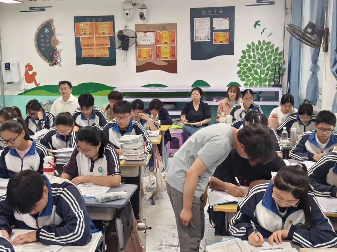 精准调研明方向 凝心聚力备中考——青山区教育教学研究中心深入我校开展复习备考调研 第15张