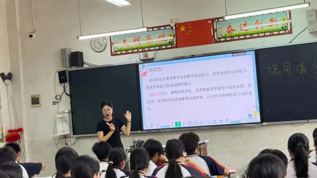 专家视导把准脉 中考冲刺再赋能——贺州市教育局2026年春季学期初中毕业班教学视导活动圆满结束 第9张 专家视导把准脉 中考冲刺再赋能——贺州市教育局2026年春季学期初中毕业班教学视导活动圆满结束 第9张