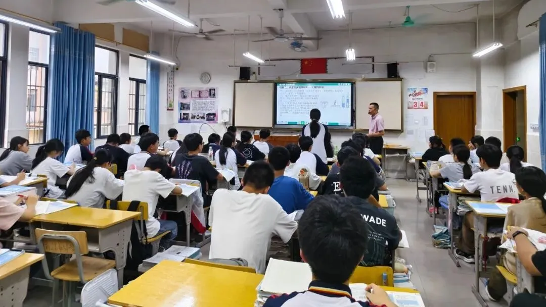 专家视导把准脉 中考冲刺再赋能——贺州市教育局2026年春季学期初中毕业班教学视导活动圆满结束 第11张 专家视导把准脉 中考冲刺再赋能——贺州市教育局2026年春季学期初中毕业班教学视导活动圆满结束 第11张