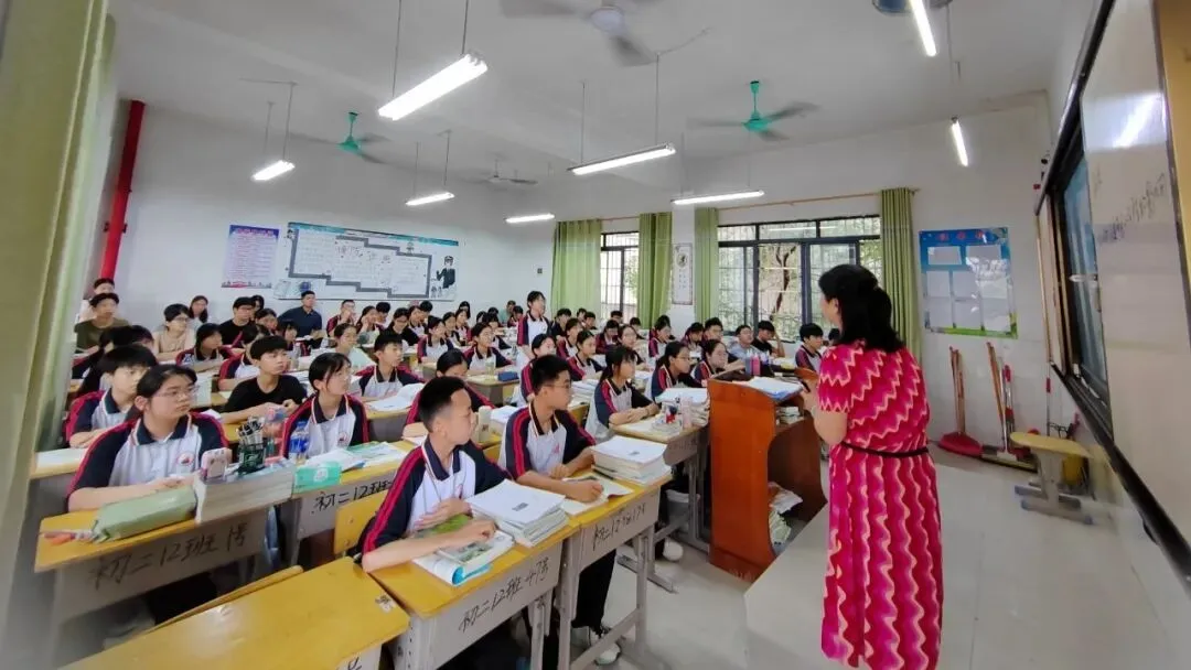 专家视导把准脉 中考冲刺再赋能——贺州市教育局2026年春季学期初中毕业班教学视导活动圆满结束 第15张 专家视导把准脉 中考冲刺再赋能——贺州市教育局2026年春季学期初中毕业班教学视导活动圆满结束 第15张