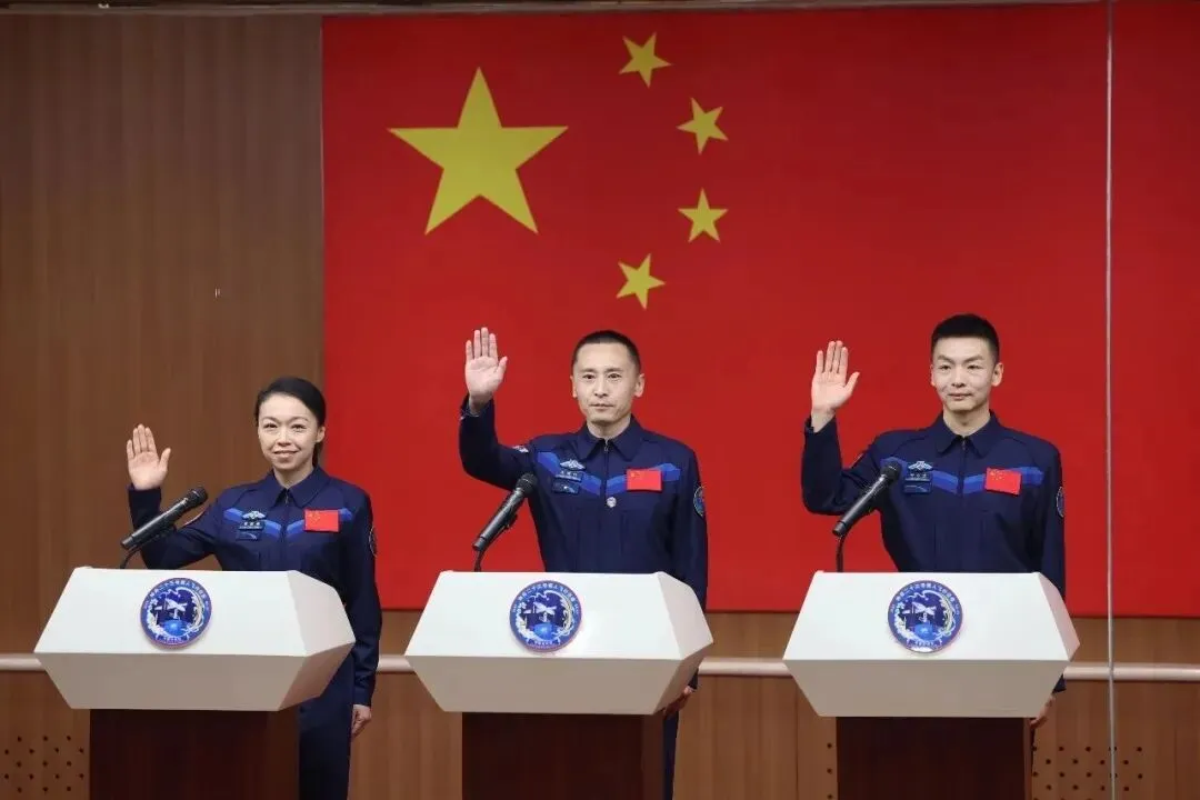 英语时文+中考作文范文:神舟23号明日即将启航,预祝圆满成功,祖国繁荣昌盛 第1张