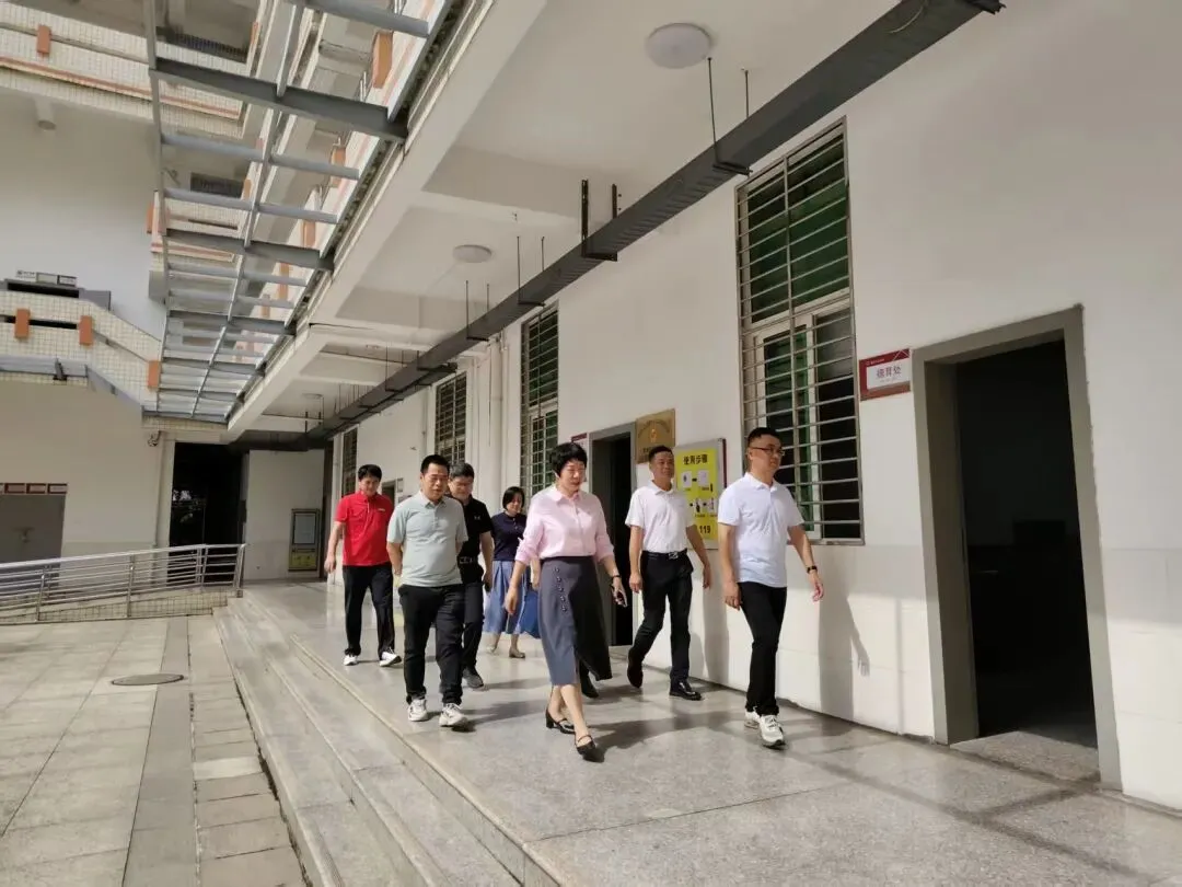 泉州市督导检查组检查平山中学高考、中考考点准备工作 第5张 泉州市督导检查组检查平山中学高考、中考考点准备工作 第5张