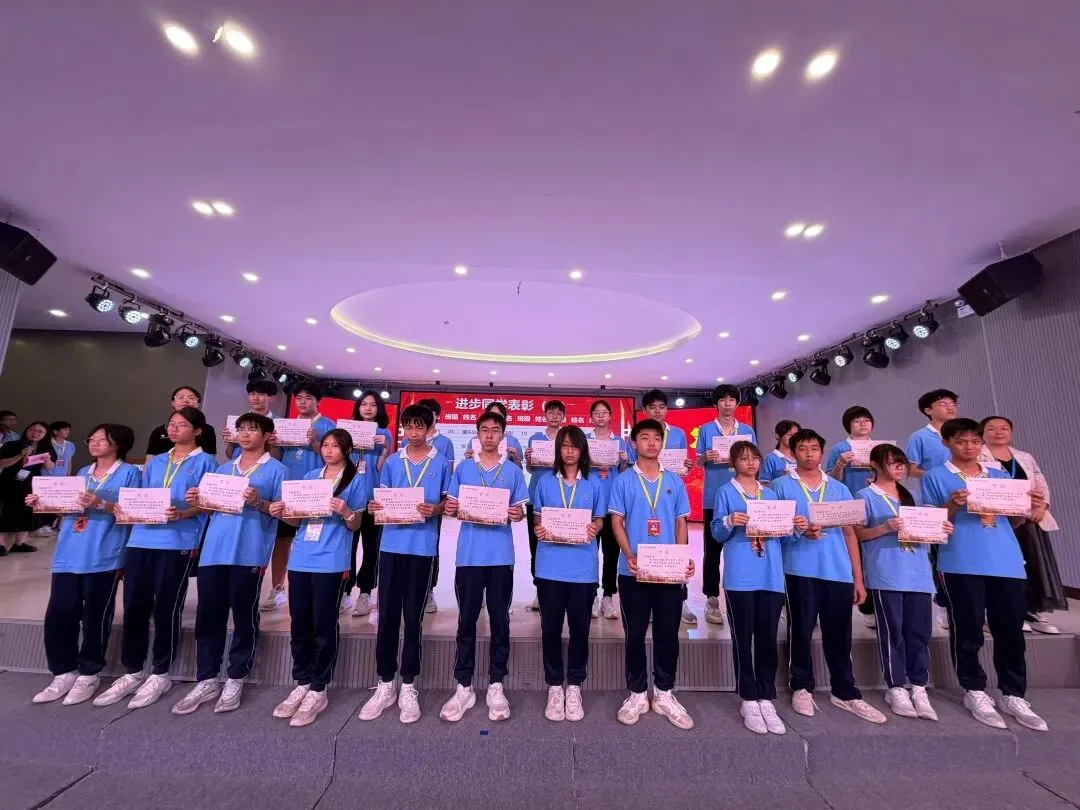 凝心聚力战中考,砥砺奋进赴前程——我校初三年级适应性测试表彰大会圆满落幕-第21张图片-四季读书网 凝心聚力战中考,砥砺奋进赴前程——我校初三年级适应性测试表彰大会圆满落幕-第21张图片-四季读书网