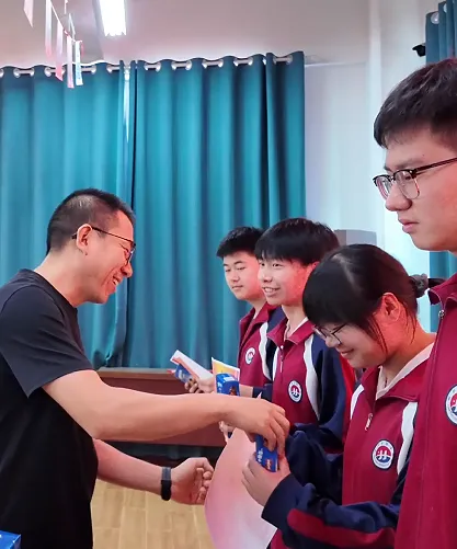 逐梦中考,表彰先进 | 世骅学本学校初中部九年级第四次模拟考试表彰大会圆满举行 第8张 逐梦中考,表彰先进 | 世骅学本学校初中部九年级第四次模拟考试表彰大会圆满举行 第8张