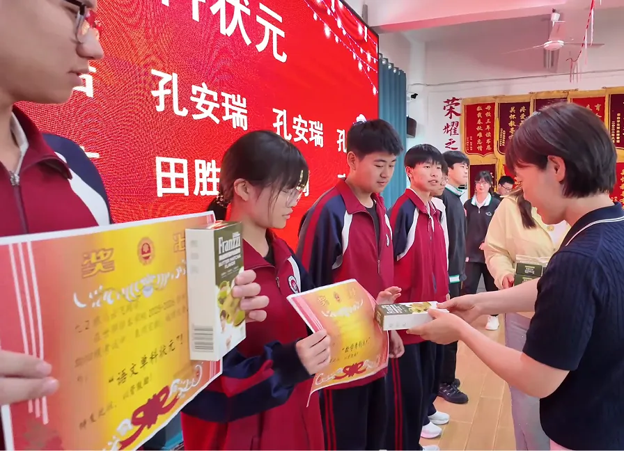 逐梦中考,表彰先进 | 世骅学本学校初中部九年级第四次模拟考试表彰大会圆满举行 第9张 逐梦中考,表彰先进 | 世骅学本学校初中部九年级第四次模拟考试表彰大会圆满举行 第9张