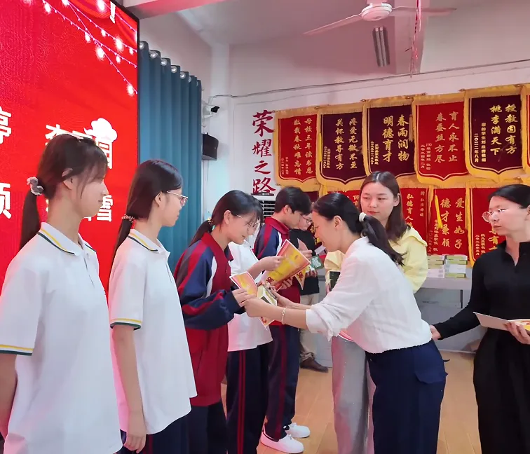 逐梦中考,表彰先进 | 世骅学本学校初中部九年级第四次模拟考试表彰大会圆满举行 第10张 逐梦中考,表彰先进 | 世骅学本学校初中部九年级第四次模拟考试表彰大会圆满举行 第10张