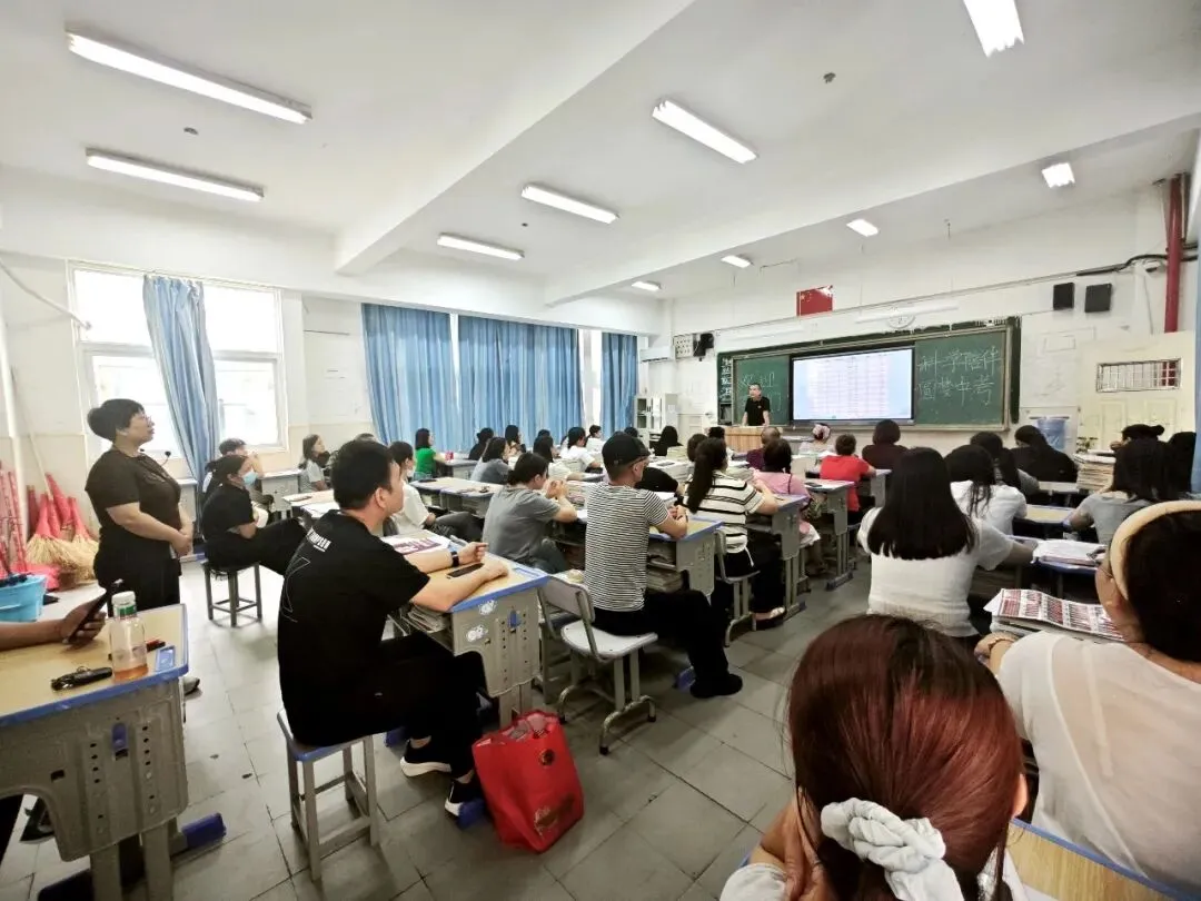 家校携手,冲刺中考——福清市龙田初级中学召开初三年段二检总结暨动员专题家长会 第7张 家校携手,冲刺中考——福清市龙田初级中学召开初三年段二检总结暨动员专题家长会 第7张