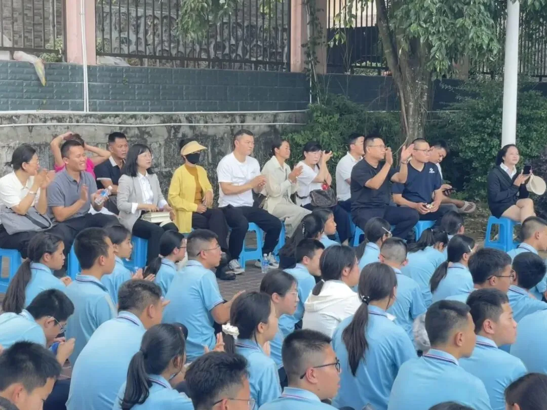家校同心育桃李 聚力冲刺迎中考——芒市第二中学初二年级举行期中表彰大会暨校园开放日活动 第2张