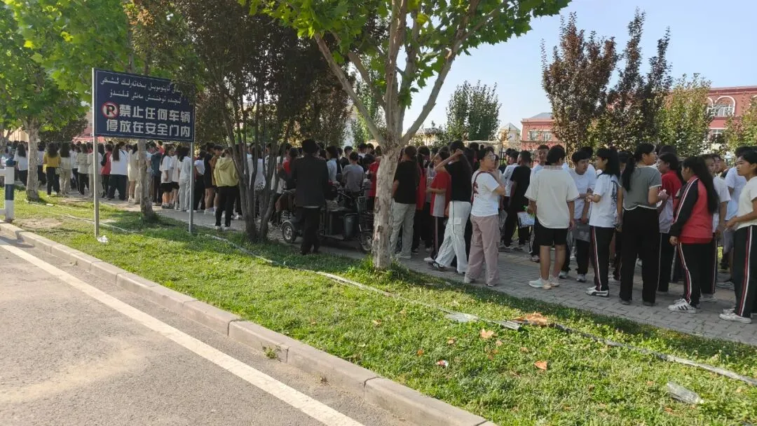 中考开考!伊宁县学子执笔书写青春答卷 第4张 中考开考!伊宁县学子执笔书写青春答卷 第4张