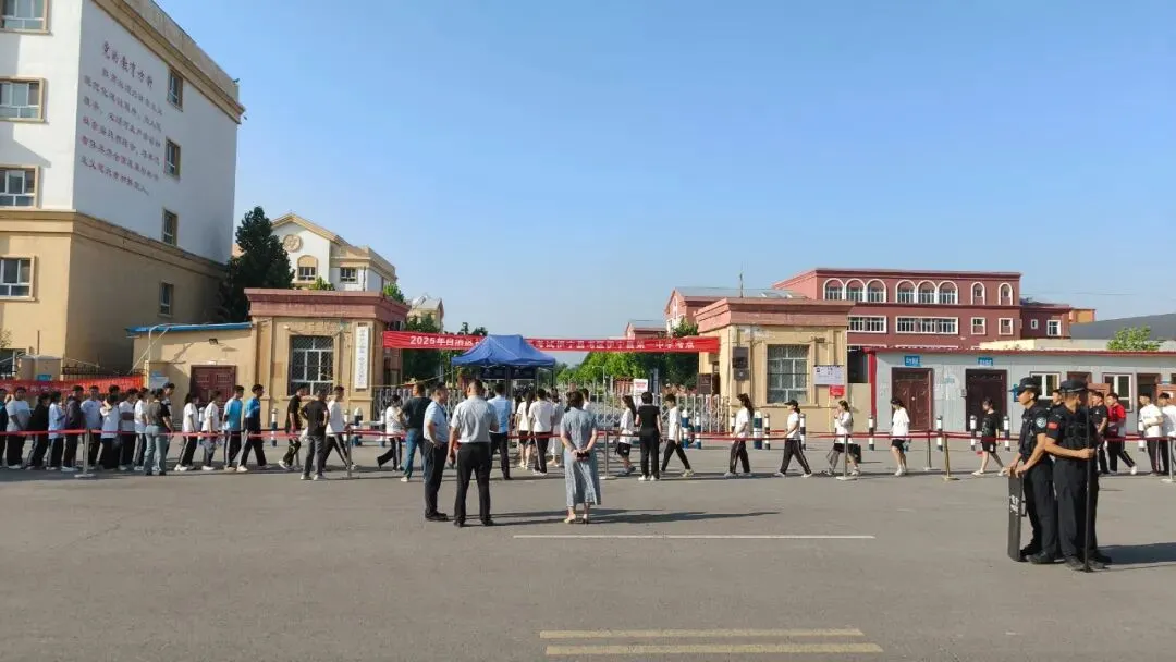 中考开考!伊宁县学子执笔书写青春答卷 第6张 中考开考!伊宁县学子执笔书写青春答卷 第6张