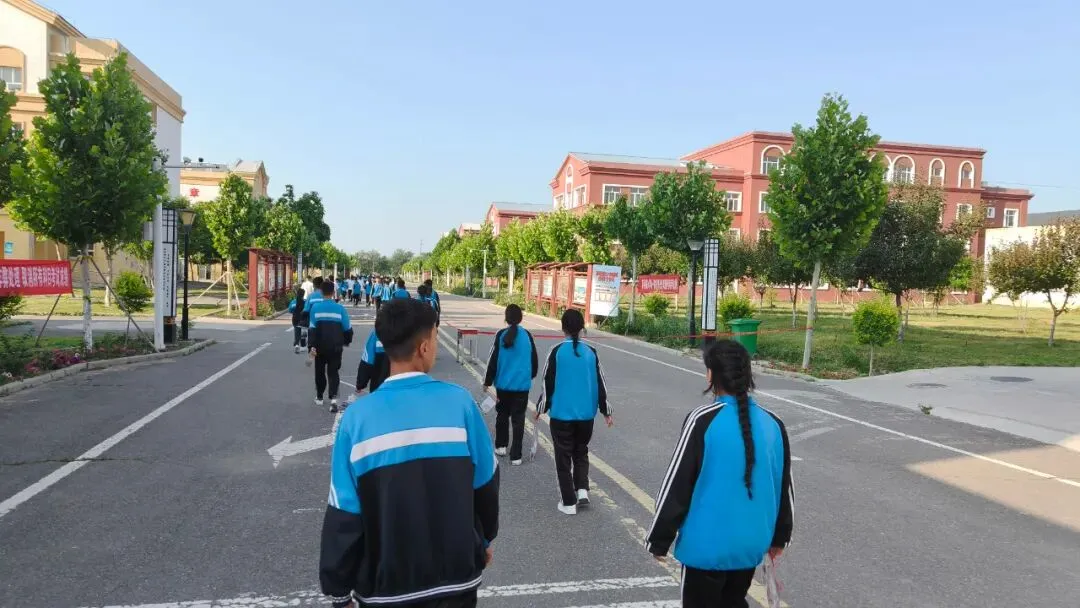 中考开考!伊宁县学子执笔书写青春答卷 第8张 中考开考!伊宁县学子执笔书写青春答卷 第8张
