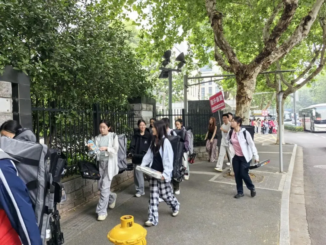 南京市美术中考送考全纪实|执笔铸风华,得胜载誉还,预祝百升学子金榜题名,前程似锦 第16张