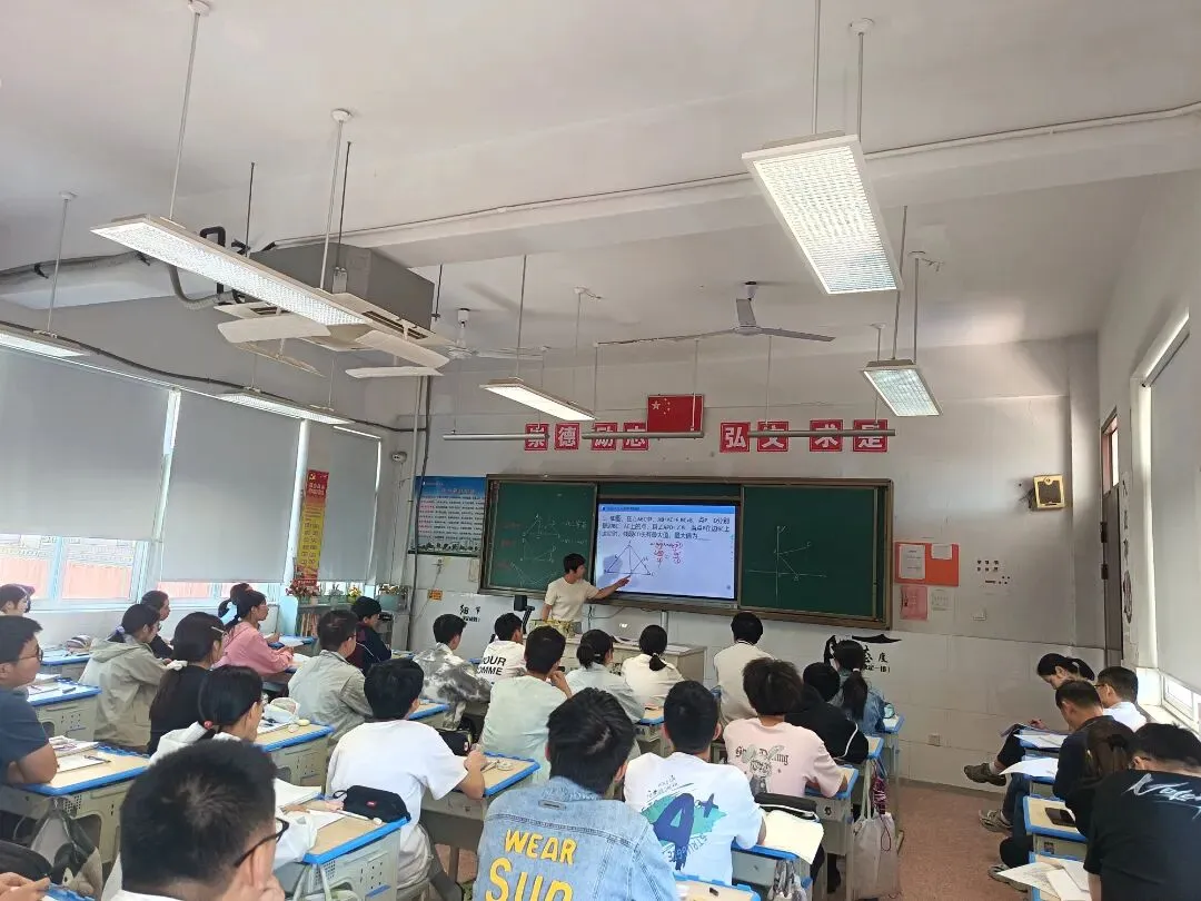 【谢中•动态】深耕二轮复习 聚力中考备考——常熟市谢桥中学数学学科教学研讨活动纪实 第7张 【谢中•动态】深耕二轮复习 聚力中考备考——常熟市谢桥中学数学学科教学研讨活动纪实 第7张